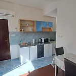 Roman Arch- Low Budget Doublebed Room In Top Center