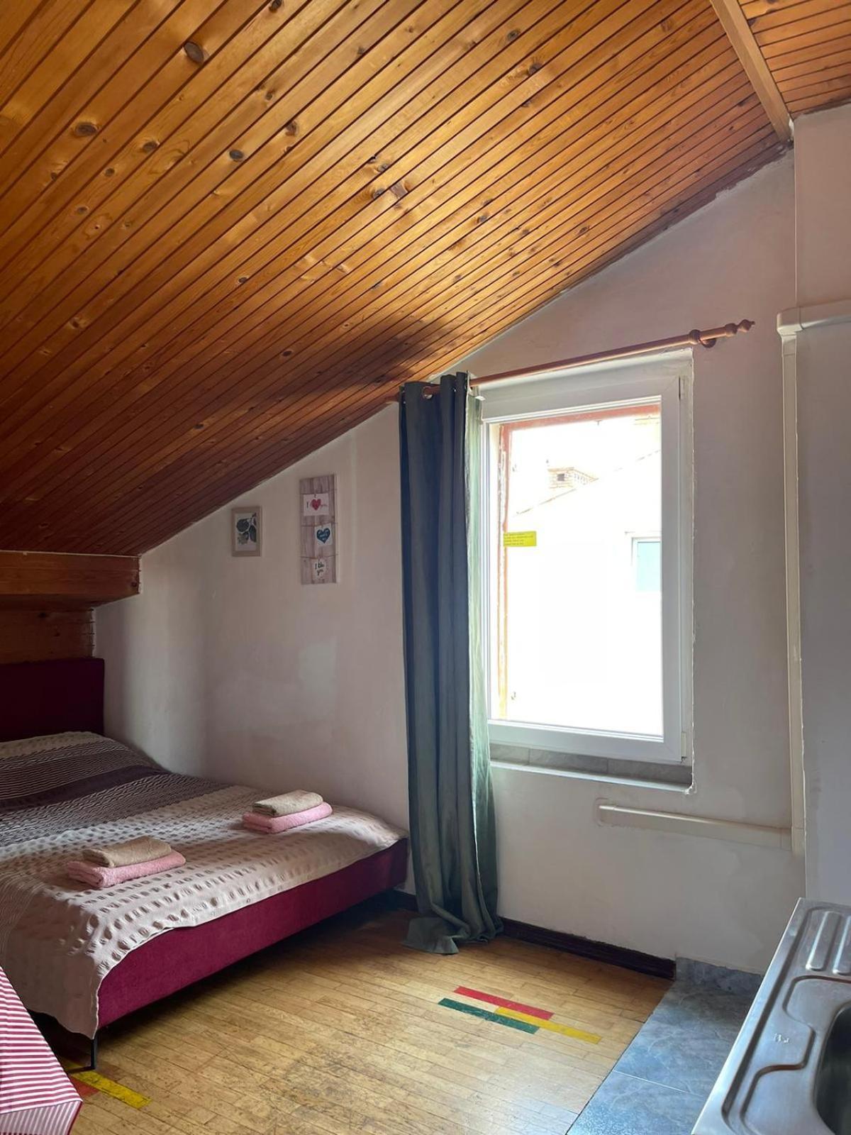 Roman Arch- Low Budget Doublebed In Top Center * Pula