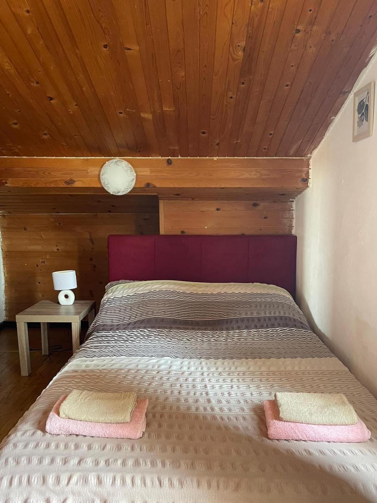 Roman Arch- Low Budget Doublebed In Top Center Guest house *