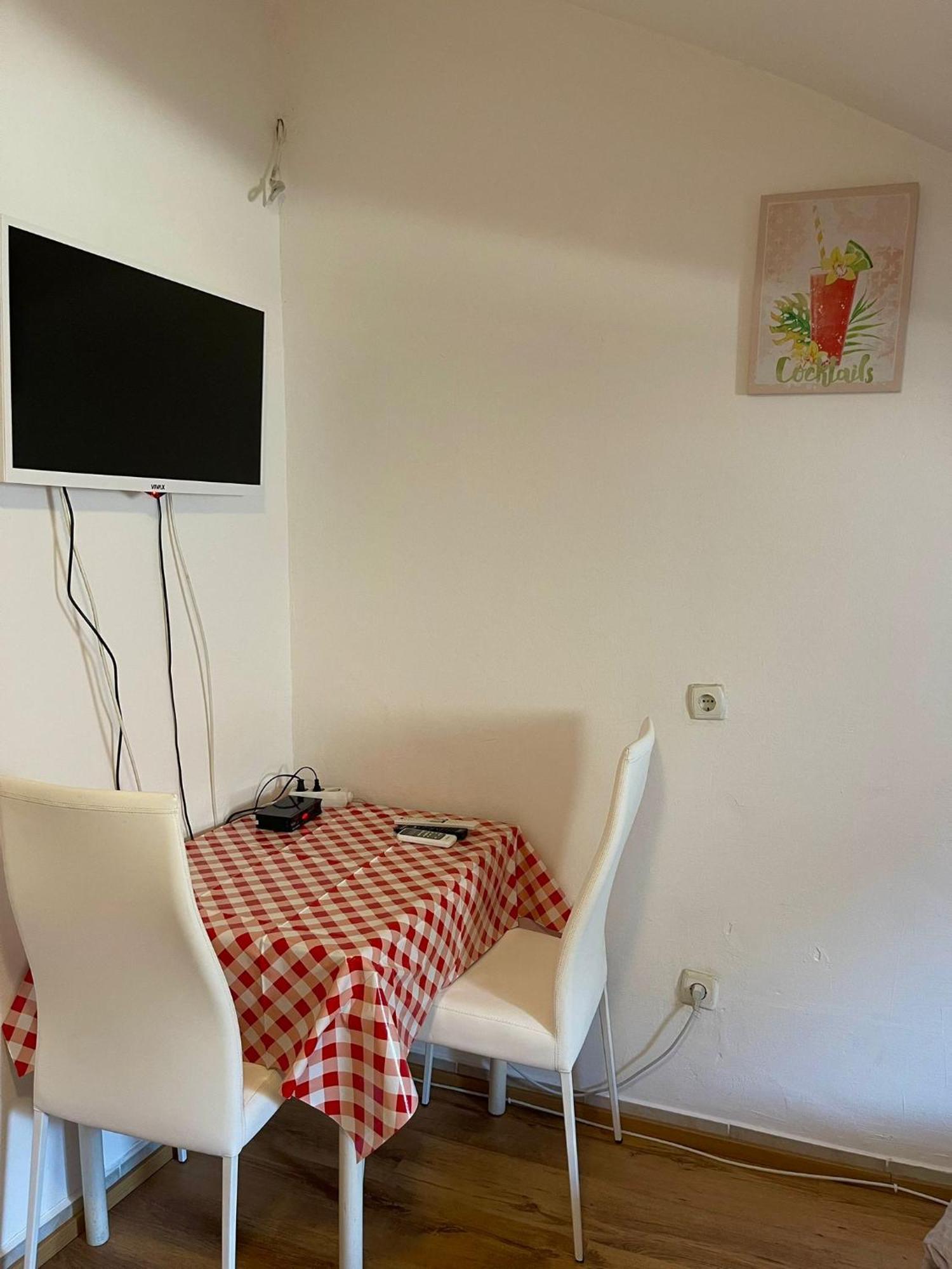 Roman Arch- Low Budget Doublebed In Top Center Guest house Pula