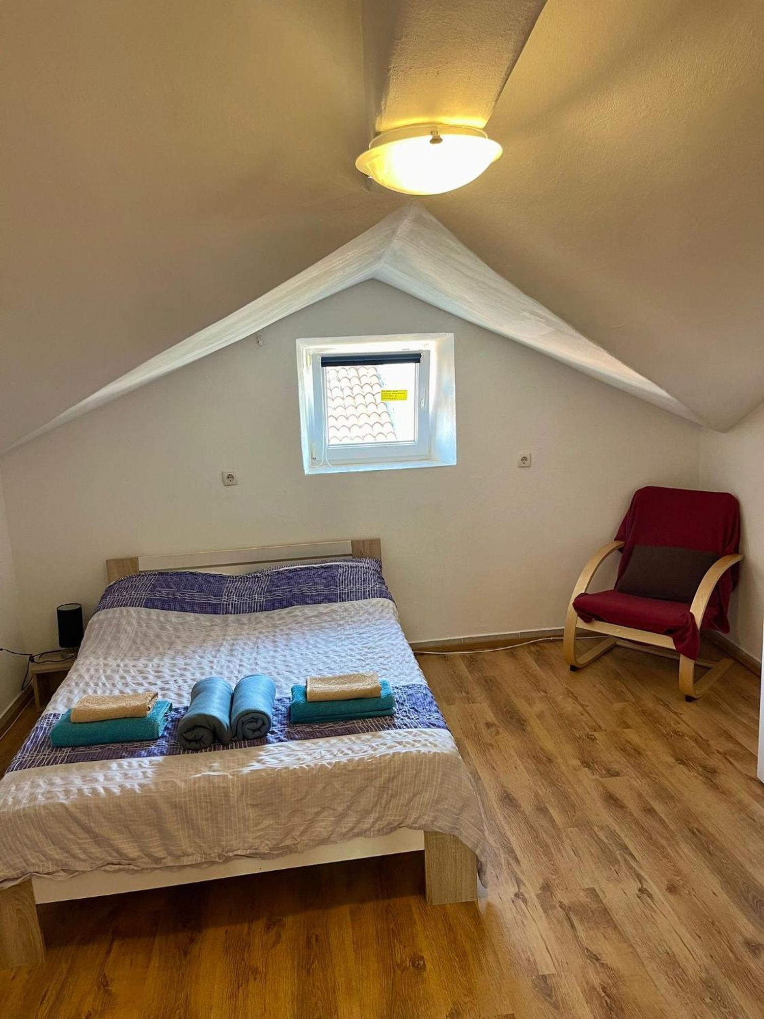 Roman Arch- Low Budget Doublebed In Top Center Guest house