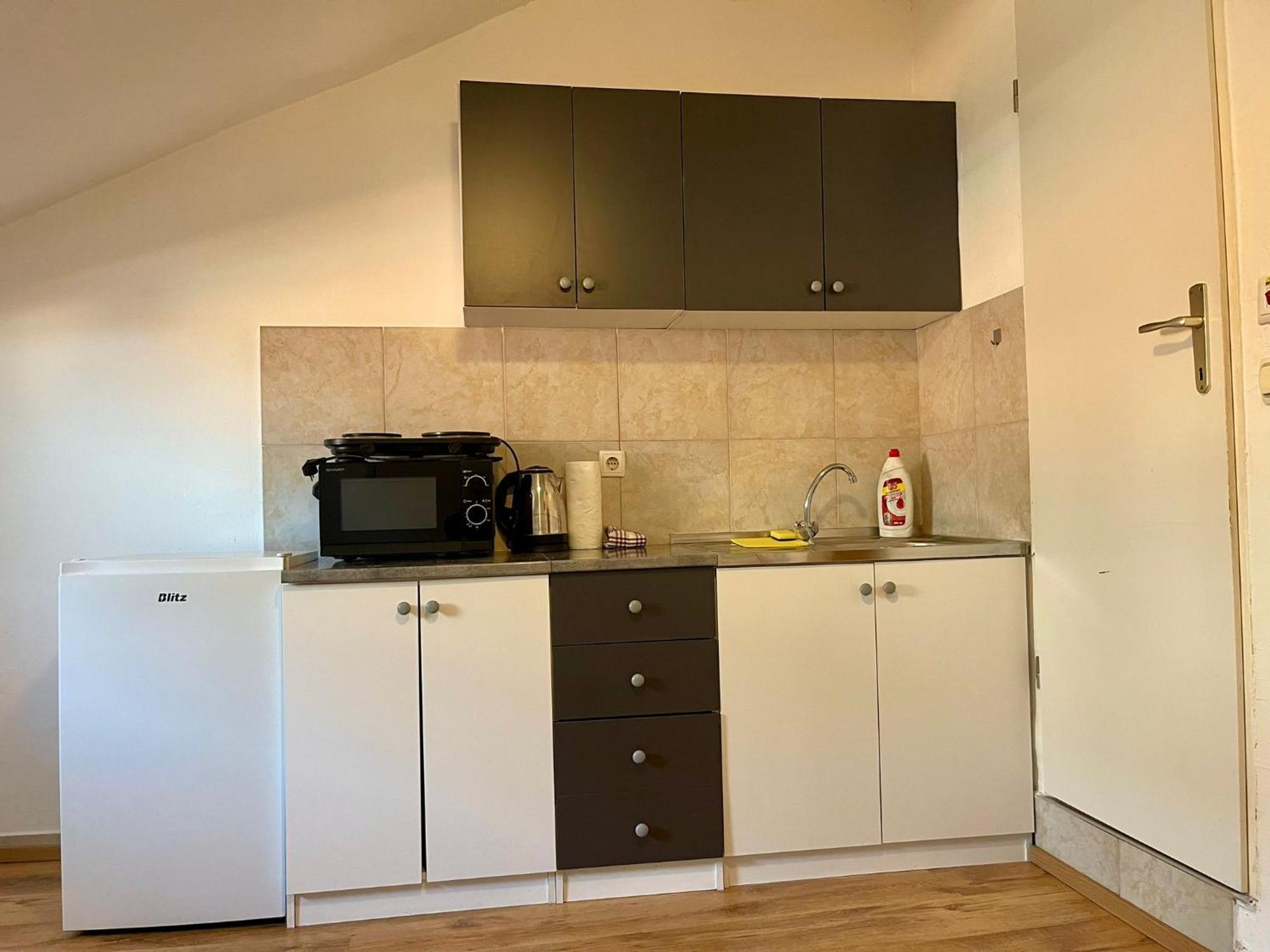 Hiša za goste Arch- Budget Doublebed In Center