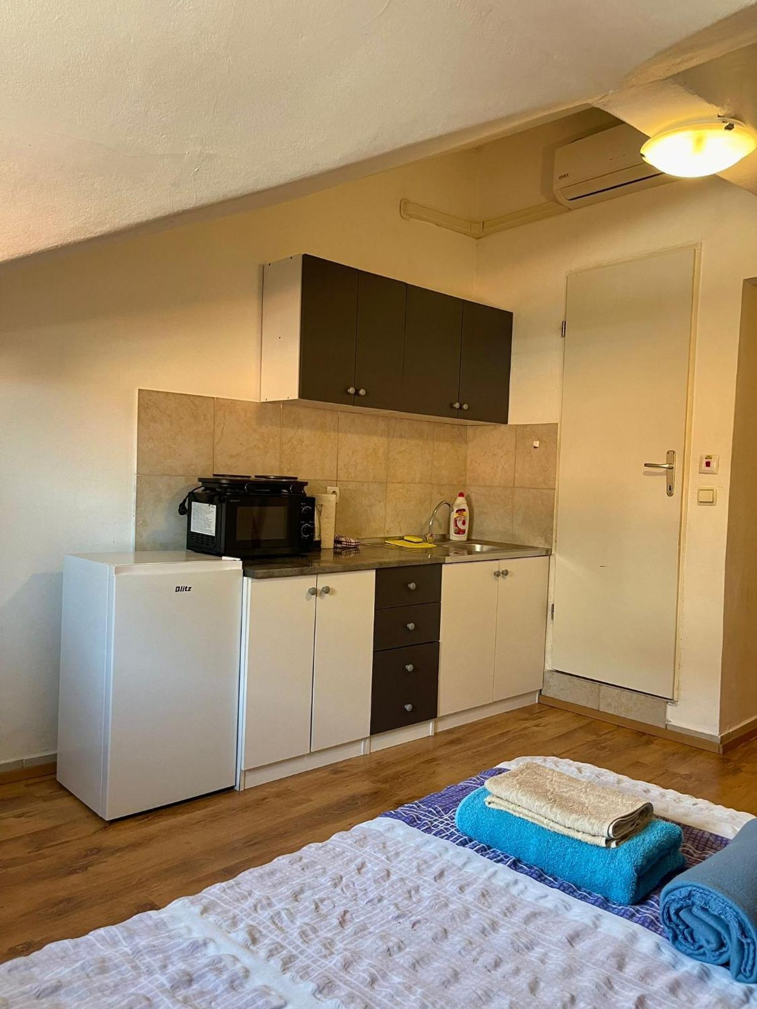Roman Arch- Low Budget Doublebed In Top Center Guest house *