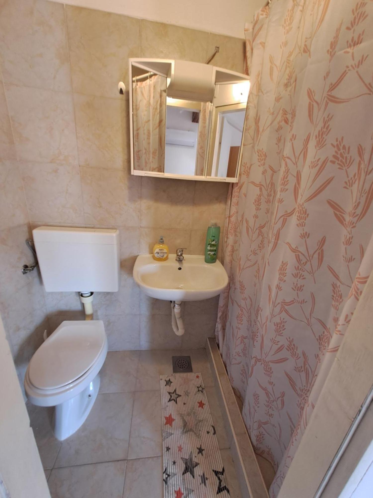 Roman Arch- Low Budget Doublebed In Top Center
